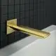 Wandauslauf in gebürstetem Gold mit eckiger Rosette, montiert an einer dunklen Fliese, hergestellt von Ideal Standard. Der Wasserstrahl trifft auf eine weiße Badewanne.